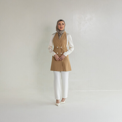 بليزر نسائي طويل أنيق مخطط من الخلف ومطوي من الكاكي