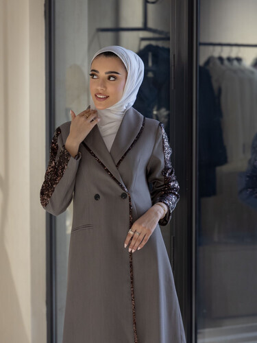 معطف رمادي طويل مزدوج الصدر بأكمام مزينة بالترتر