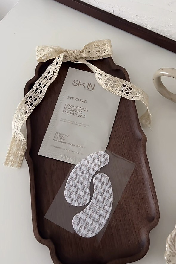 Eye-conic Brightening Hydrogel Eye Patches One piece