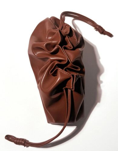 The elevated beauty bag in brown