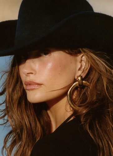 tan line بلشر كريمي