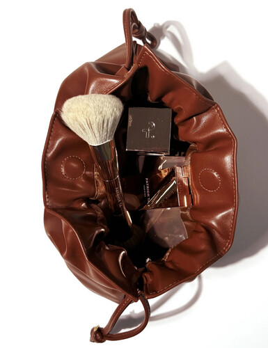 The elevated beauty bag in brown