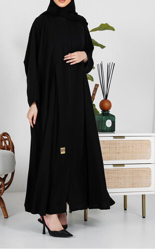 عبايه دبل كلوش ساده مع كسرات مخفيه نازله من الامام ساتره ومريحه في اللبس  خام انترنت كوري