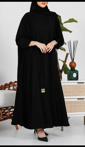عبايه دبل كلوش ساده مع كسرات مخفيه نازله من الامام ساتره ومريحه في اللبس  خام انترنت كوري
