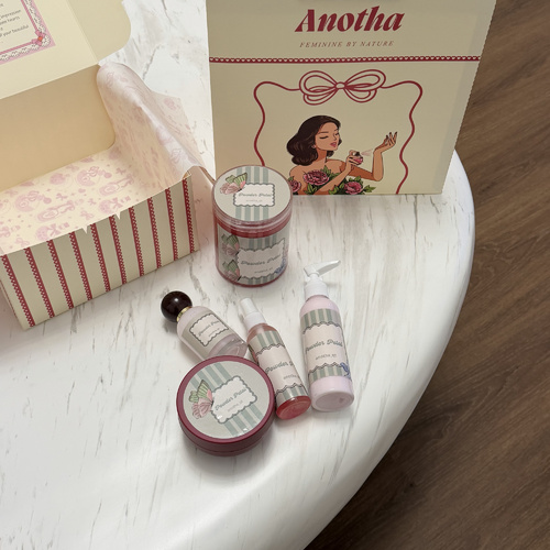 باودر بتل مستوحى من عطر لورينزو فيلوريسي