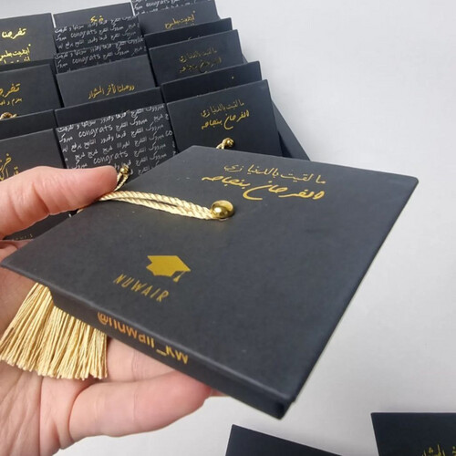 توزيعات قبعات التخرج