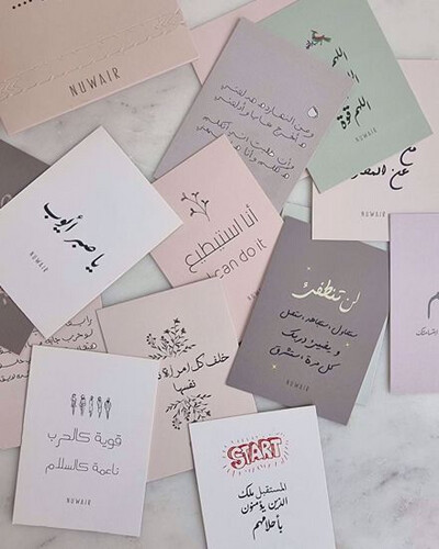 منظم مكتب مع مجموعة العبارات الإيجابية