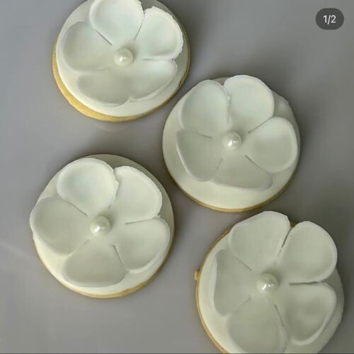 Flower Biscuits with Pearl