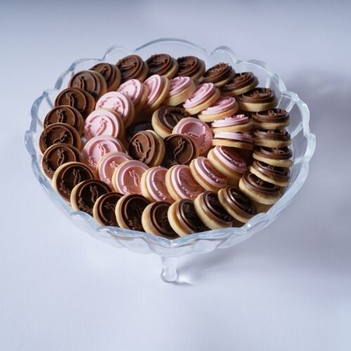 Chocolate engraved with biscuit