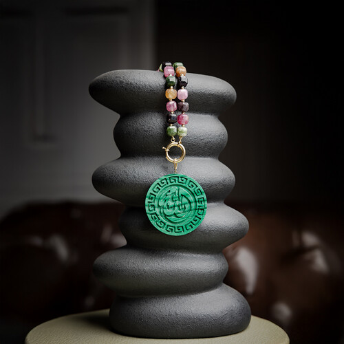 مزيج من الياقوت والعقيق والزمرد والكوارتز