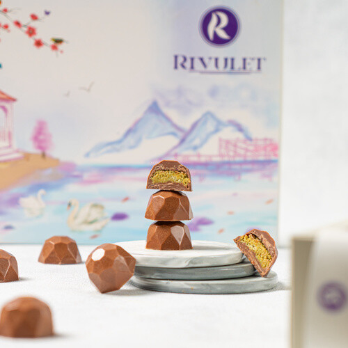 the most delicious beljuim chocolate withKunafah & Pistachio