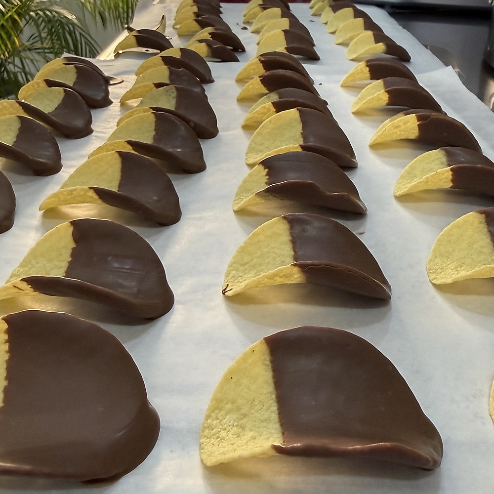 Medium chips with chocolate