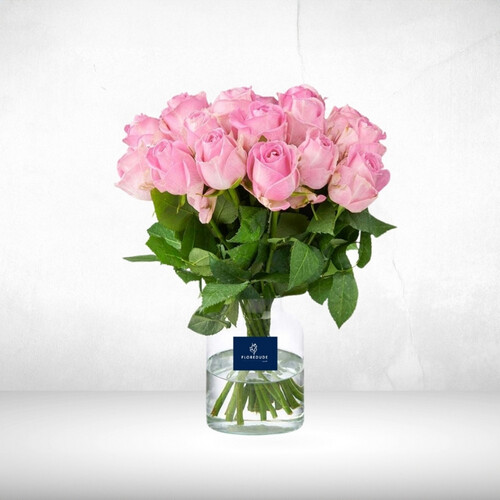 وردة وردية في مزهرية