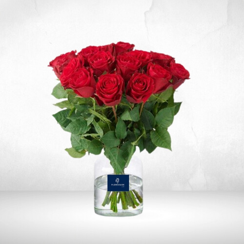 وردة حمراء في مزهرية