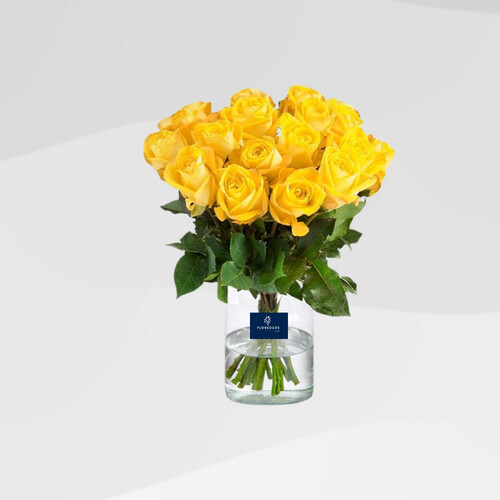 وردة صفراء في مزهرية