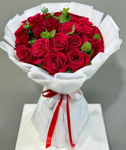 جميلة باللون الأحمر