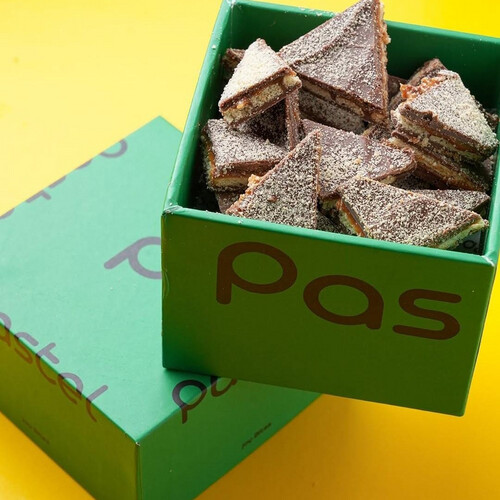 Pastel Salted caramel biscuit small