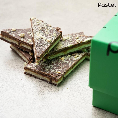 Pastel Salted caramel biscuit small