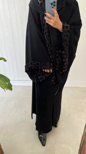 نص بشت + تخريجه مخمل اسود منقط + ملفع نفس الخريجه - بالملاحظات كتابة قياس ( الكتف ، الصدر ، طول الكم