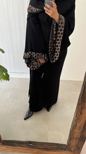 نص بشت + تخريجه منقط رمادي + ملفع نفس الخريجه - بالملاحظات كتابة قياس ( الكتف ، الصدر ، طول الكم )