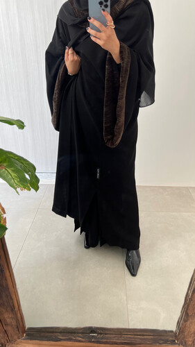 نص بشت + تخريجه مخمل بني + ملفع نفس الخريجه - بالملاحظات كتابة قياس ( الكتف ، الصدر ، طول الكم )