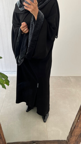 نص بشت + تخريجه مخمل تيفاني  + ملفع نفس الخريجه - بالملاحظات كتابة قياس ( الكتف ، الصدر ، طول الكم )