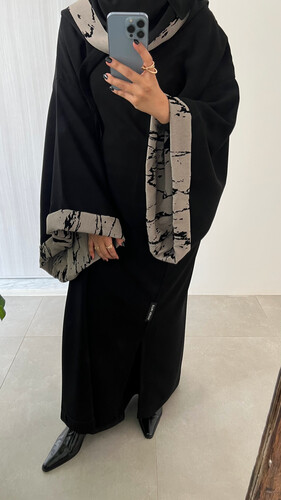 نص بشت + تخريجه بيج باسود + ملفع نفس الخريجه - بالملاحظات كتابة قياس ( الكتف ، الصدر ، طول الكم )