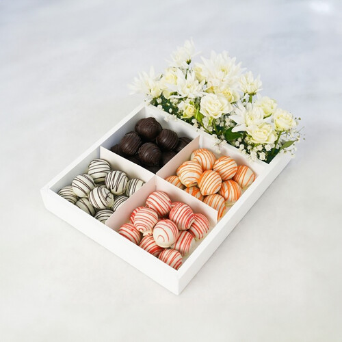 Mini cake bites tray with flowers
