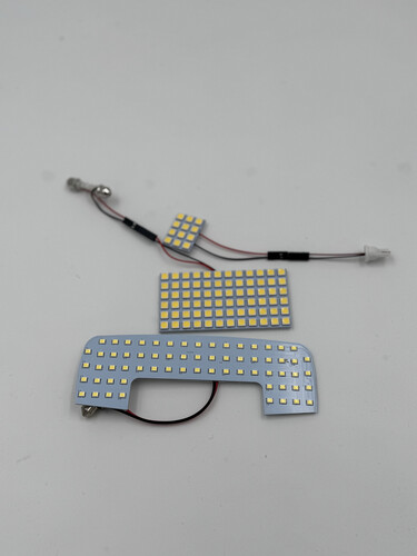 ليتات السقف امامي وخلفي و دبه جمني ٤ ابواب لون ابيض