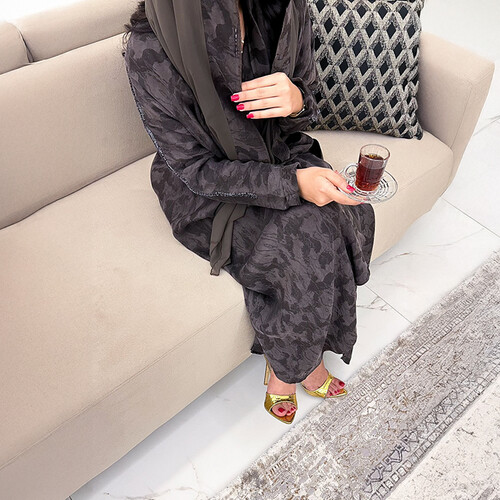 عباية حرير مع اكمام شك