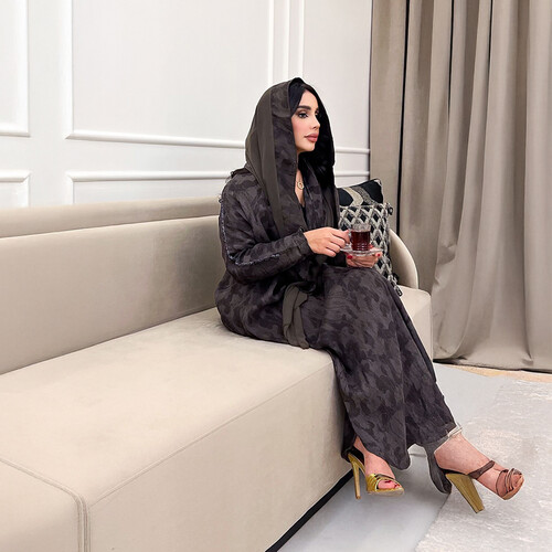 عباية حرير مع اكمام شك