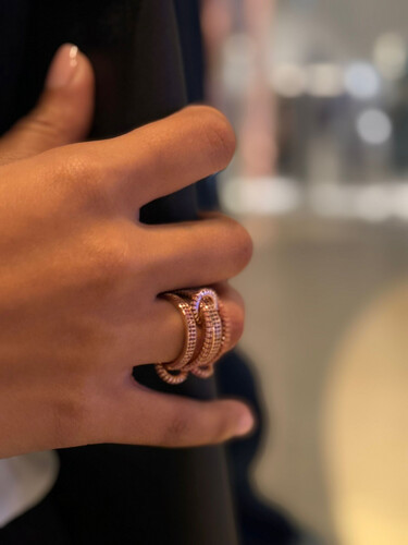 Pink connected rings-thick