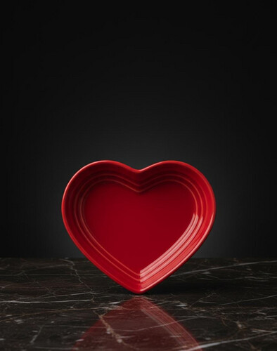 طبق طعام للقطط بشكل قلب