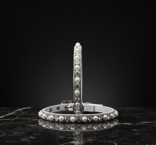 طوق حجري مزين بالأحجار الكريمة