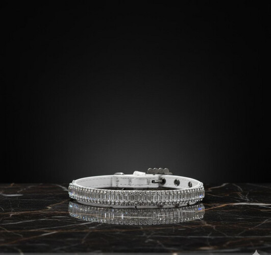 طوق فضي حجري مزين بالأحجار الكريمة