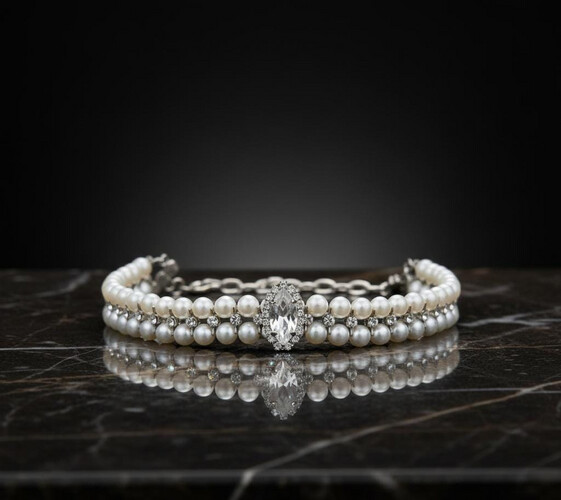 طوق حجري مزين بالأحجار الكريمة