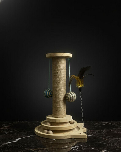 برج خدش ولعب خشبي للقطط مع ألعاب معلّقة ومسار كرات