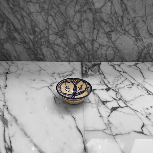 صحن فخار صغير رسم يدوي