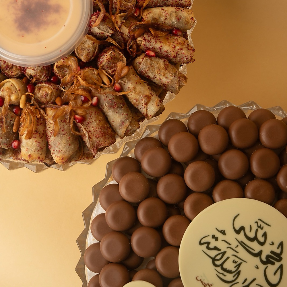 صينيتين حلو البايت 150 حبه ومسخن 100 حبه