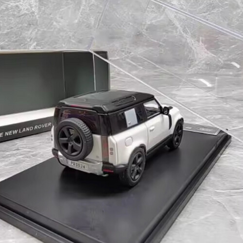 Land Rover Defender 90 (white)