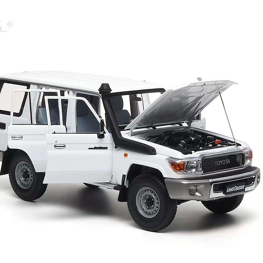 Almost real diecast 1/18  Land Cruiser 76 2017 LC76