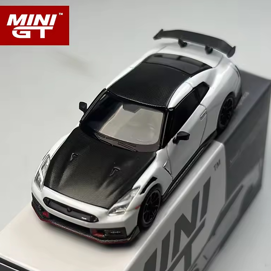 MINI GT 1:64 Nissan GTR 2024 Brilliant White Pearl