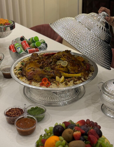 ربع ذبيحة مع العيش والدقوس والمعابيج