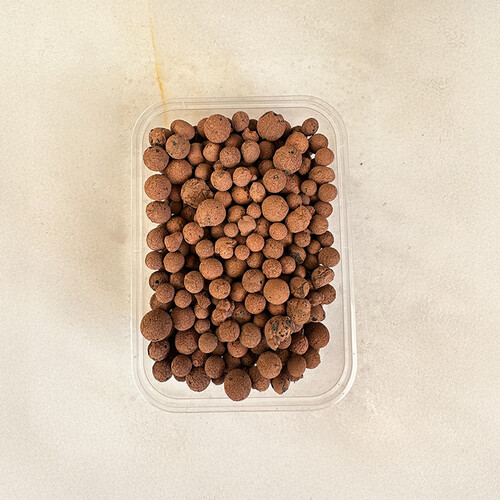 Natural granules for covering soil