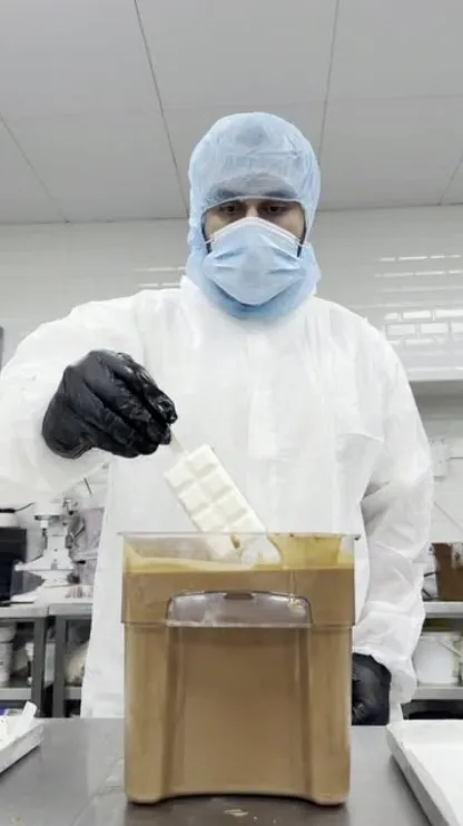Hand-dipping a KAKAW bar